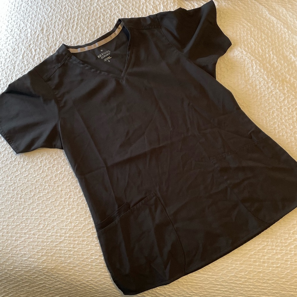 Sketcher’s Barco Scrub Top Short Sleeve Black size small brand new